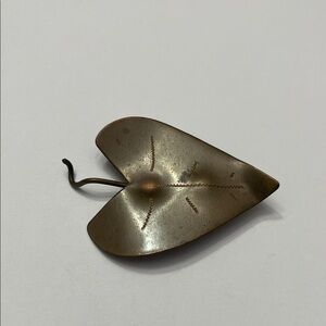 Vintage bronze / brass leaf broach